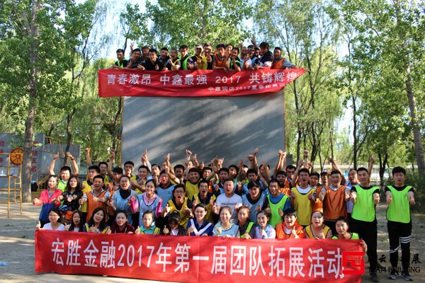 戶外拓展項目畢業(yè)墻別名求生墻、勝利墻游戲圖片