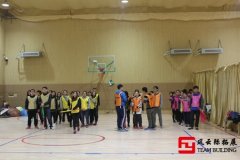 拓展訓(xùn)練是為團(tuán)隊(duì)建設(shè)需求設(shè)計(jì)的戶外體驗(yàn)式模擬訓(xùn)練