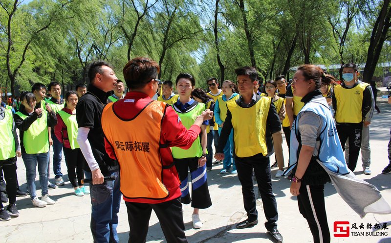 拓展訓(xùn)練給予的是團(tuán)隊(duì)作戰(zhàn)，成功突破的成長(zhǎng)蛻變