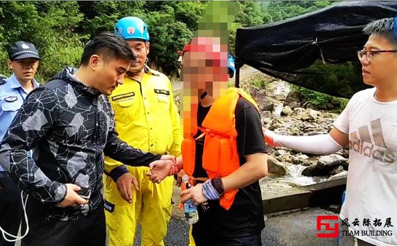 公司組織深山團建，都沒帶手機，上山200人，下山199人…圖4